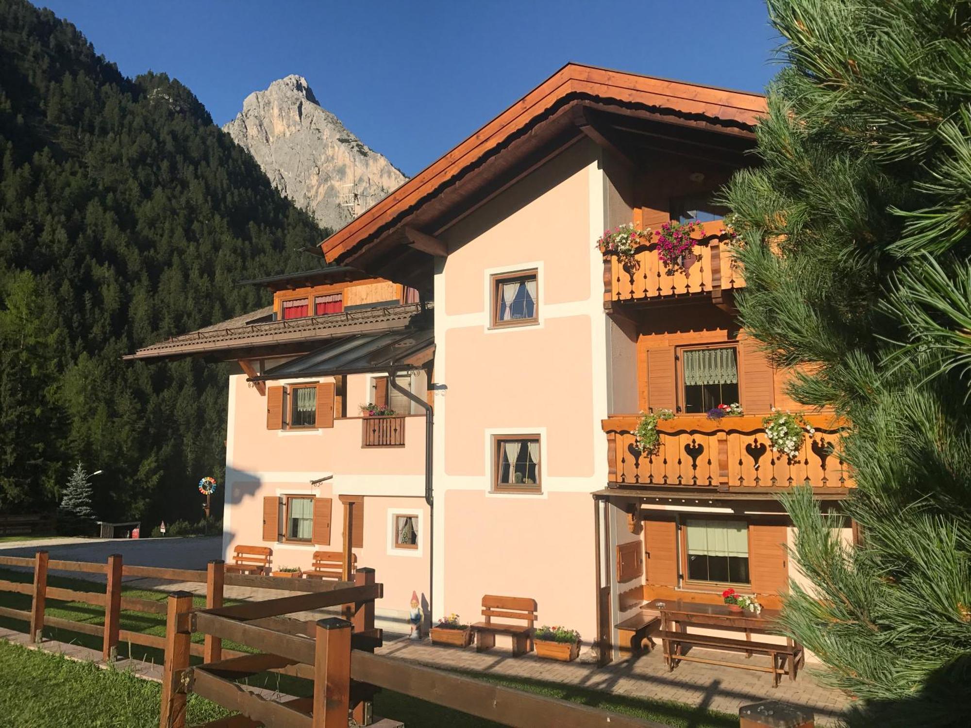 Ferienwohnung Cesa Mandi E Miky Canazei Exterior foto